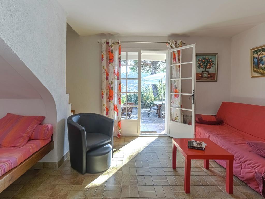 Snug Holiday Home In Bormes Les Mimosas With Pool Exterior foto